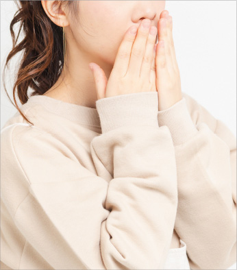 歯が気になって口元を隠してしまう
